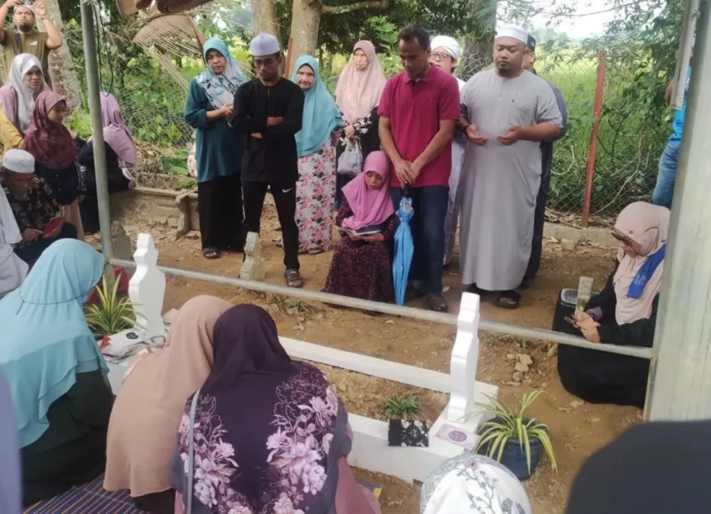 Ambil Tanah Buat Azimat? Khurafat di Kubur Nurly Shahirah 2 Amalan Khurafat Di Kubur Nurly Shahirah 4
