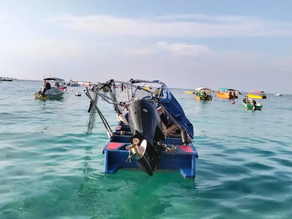 Ngeri! Bot Terbalik diPulau Perhentian Ragut 3 Nyawa 4 Bot Terbalik Pulau Perhentian Ragut 3 Nyawa 12