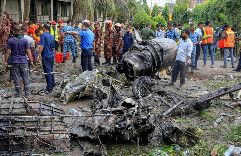 NGERI! Pesawat Tentera Bangladesh Terhempas ke Sekolah 2 Pesawat Tentera Bangladesh Terhempas ke Sekolah 3