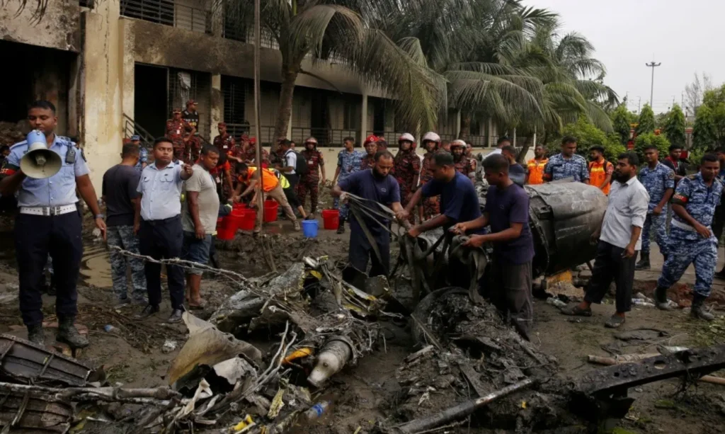 NGERI! Pesawat Tentera Bangladesh Terhempas ke Sekolah 4 Pesawat Tentera Bangladesh Terhempas ke Sekolah 4