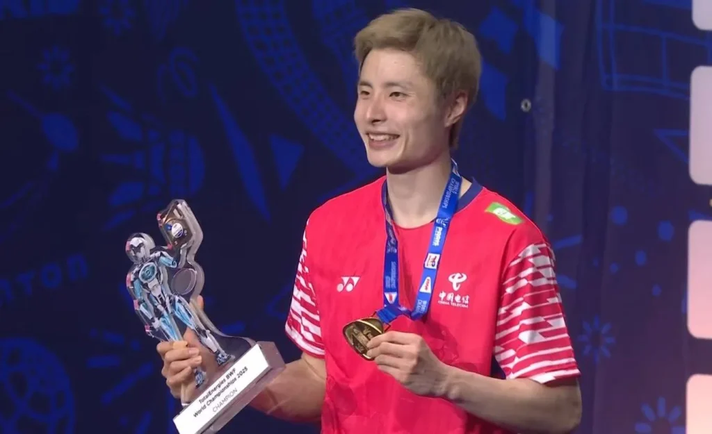 Juara Perseorangan Lelaki Podium Kejohanan Dunia BWF TotalEnergies 2025 3